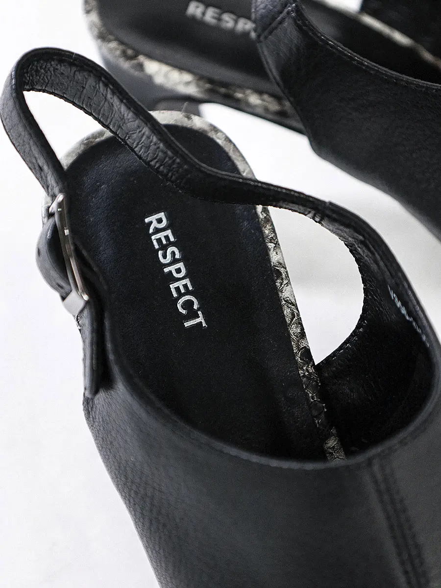 Босоножки черного цвета на высоком каблуке